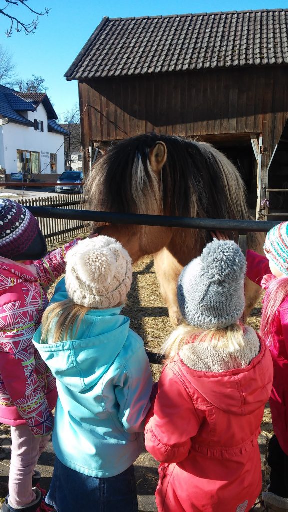 Kinderhort "Bunte Kleckse" Raisting - das Pferdeschmusen